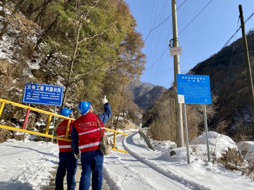 国网陕西电力：全力保障陕西电力可靠供应2021年1月6-7日，随着陕西大范围、剧烈下降的气温，陕西电网负荷再创新高。1月7日，陕西电网最大负荷2930万千瓦，第八次创陕西用电新高。目前陕西电网用电负荷仍保持高位运行。