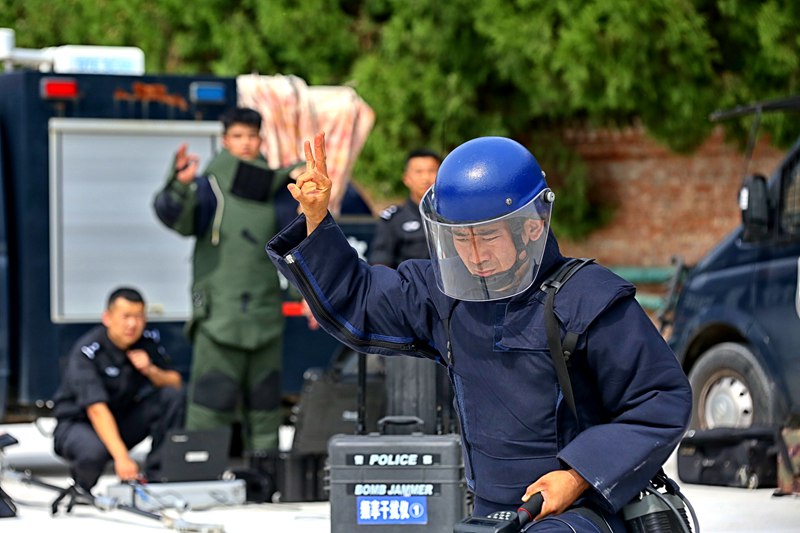 涉爆处置小组特警在进行爆炸物排查