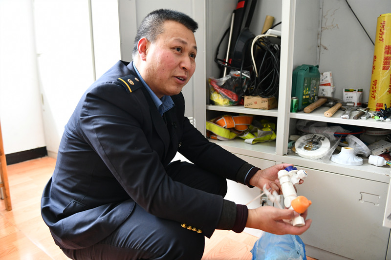 李卫峰在整理他的“百宝箱”。郝正国摄