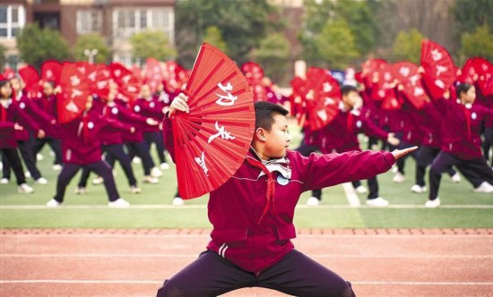 3月6日下午，西安市浐灞第三十二小学的学生在体育课上练习功夫扇。记者 王熙摄