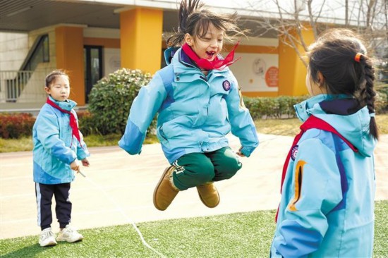 3月4日，西安市曲江第六小学的学生在阳光大课间跳绳。记者 王熙摄